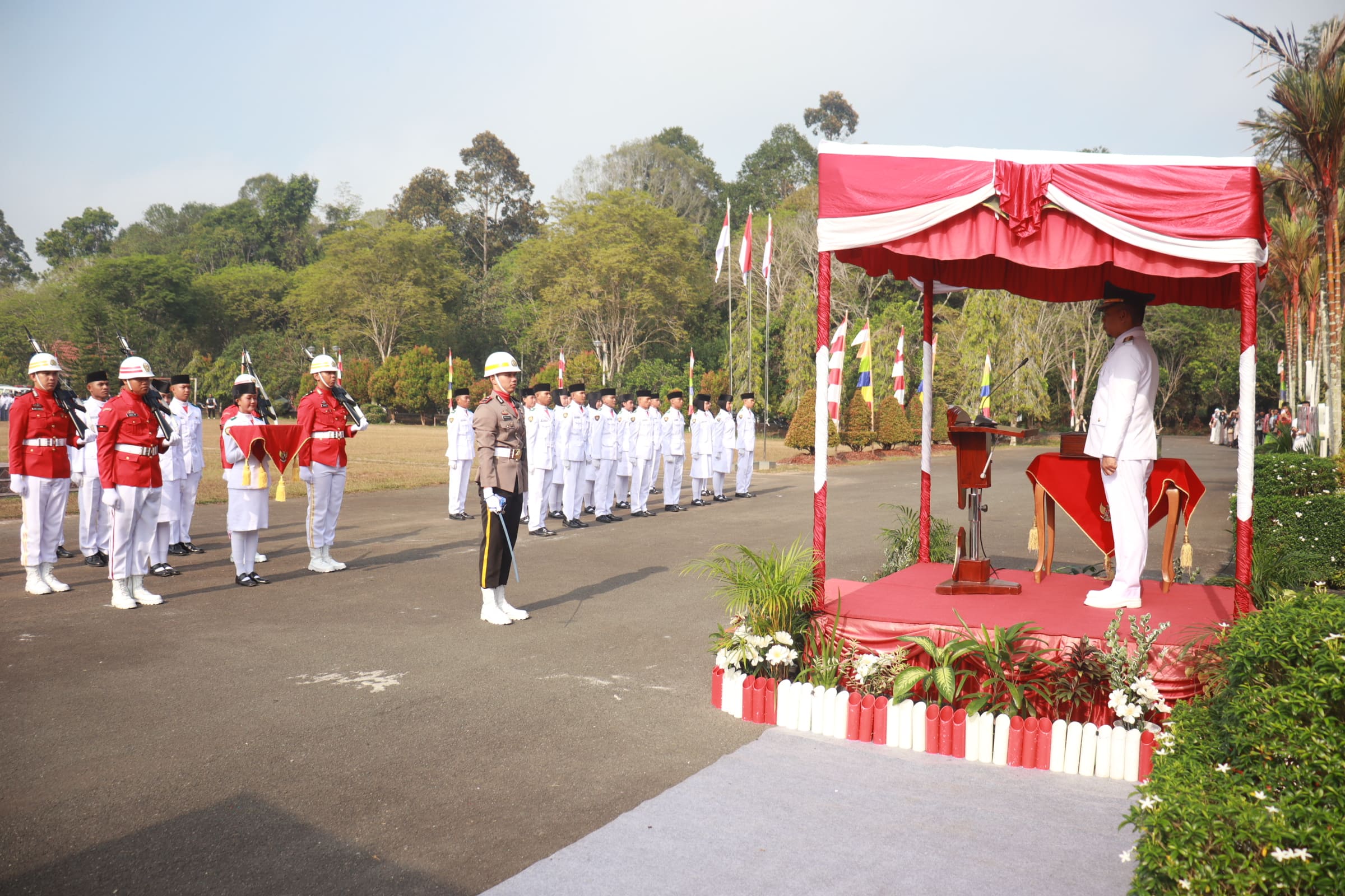 Peringati HUT RI ke-81, Wakil Bupati Katingan Firdaus Pimpin Upacara Pengibaran Bendera Merah Putih dengan Khidmat